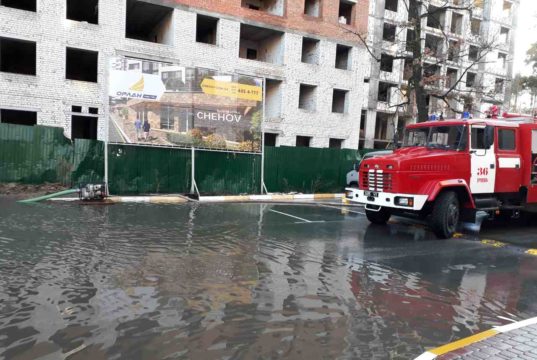 Рятувальники в Ірпені відкачали воду на затопленій території по вулиці Виговського