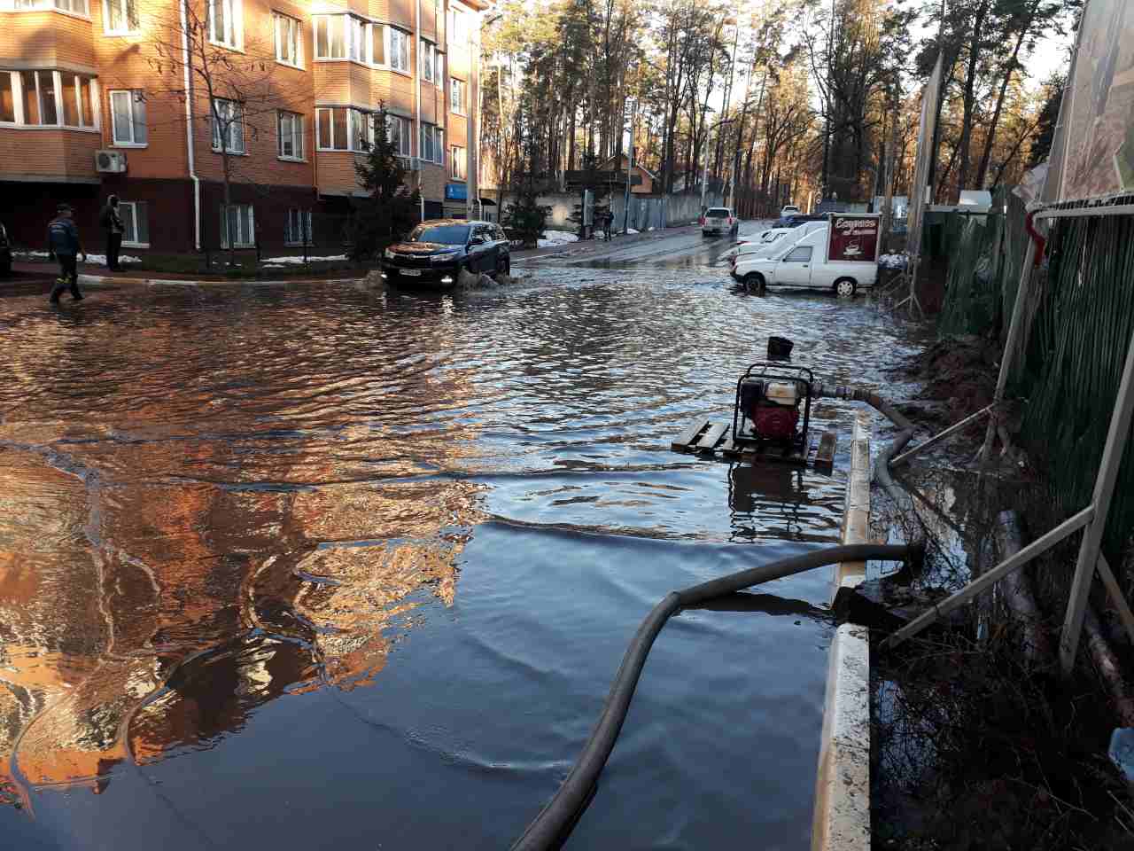 Рятувальники в Ірпені відкачали воду на затопленій території по вулиці Виговського