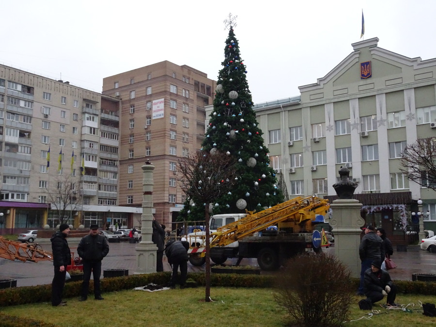 Комунальники відновлюють в Ірпені освітлення на центральній площі після “веселих” свят