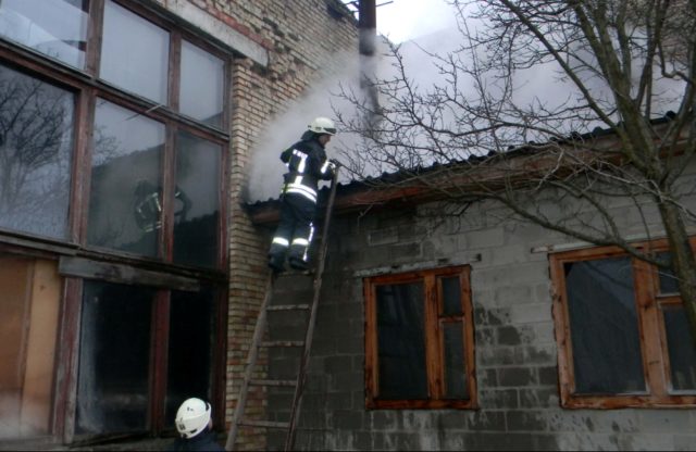 У Коцюбинському рятувальники загасили пожежу в котельні деревообробного заводу
