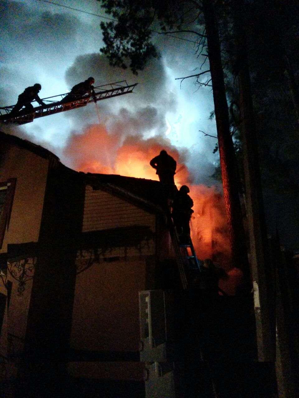В Ірпені 27 лютого від пожежі рятували житловий будинок