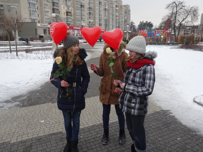 На День святого Валентина в Ірпені благодійники дарували троянди та повітряні кульки
