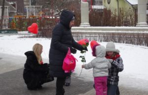 На День святого Валентина в Ірпені благодійники дарували троянди та повітряні кульки