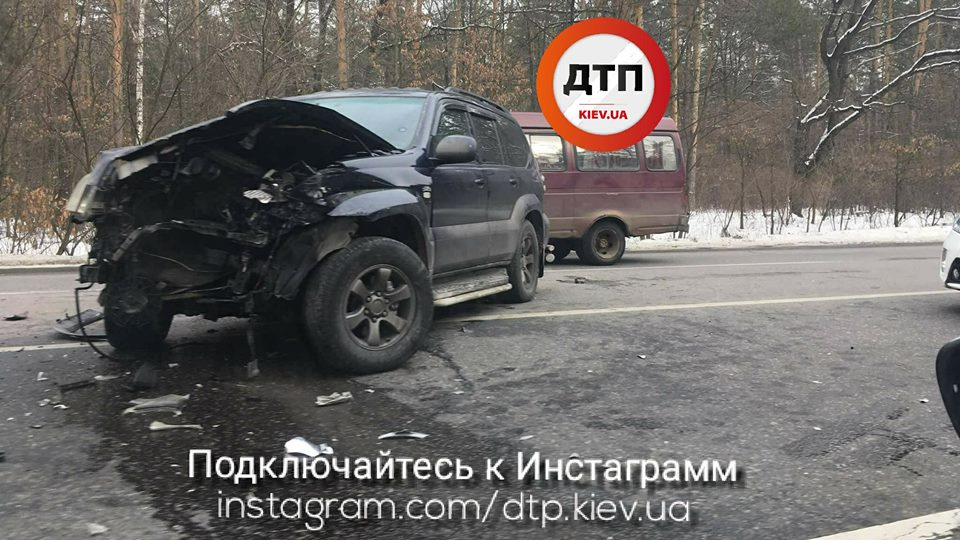 На Гостомельському шосе зіштовхнулися два автомобілі: унаслідок ДТП є постраждалі