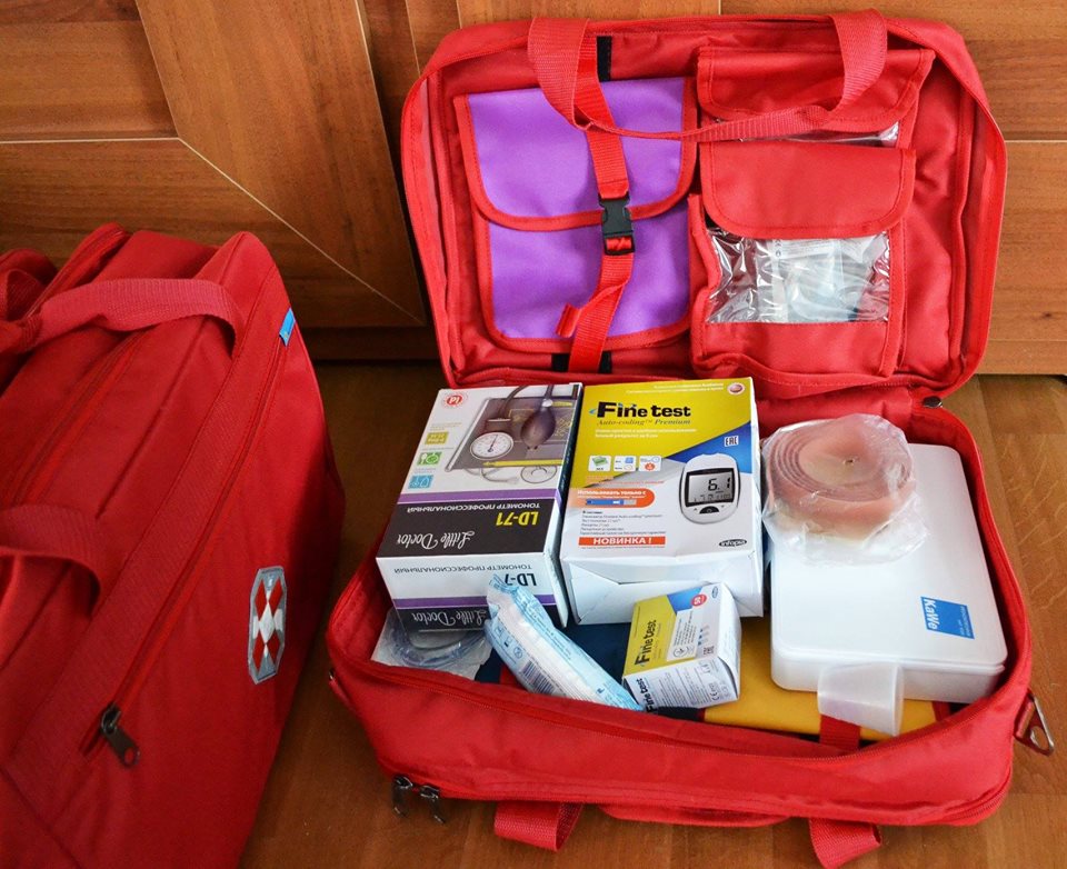 В Ірпені сімейним лікарям та педіатрам видали сумки з медичним устаткуванням