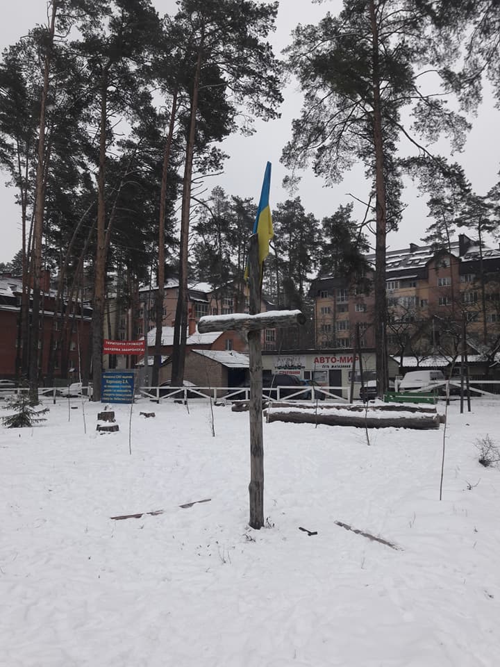 Вандал, який вдруге скоїв наругу над Державним Прапором в ірпінському сквері, утік від переслідувачів, загубивши шапку