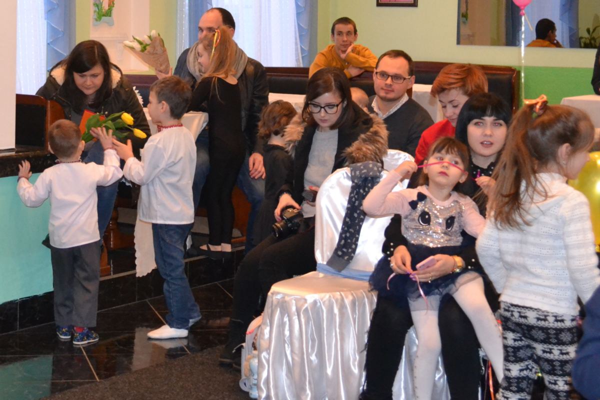 Вихованці гостомельського ЦРД «ВЕКТОР» зустріли весну й привітали матусь