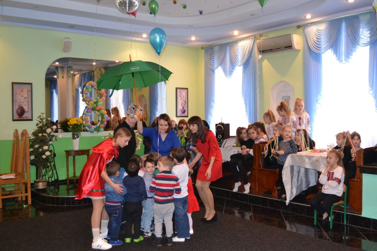 Вихованці гостомельського ЦРД «ВЕКТОР» зустріли весну й привітали матусь