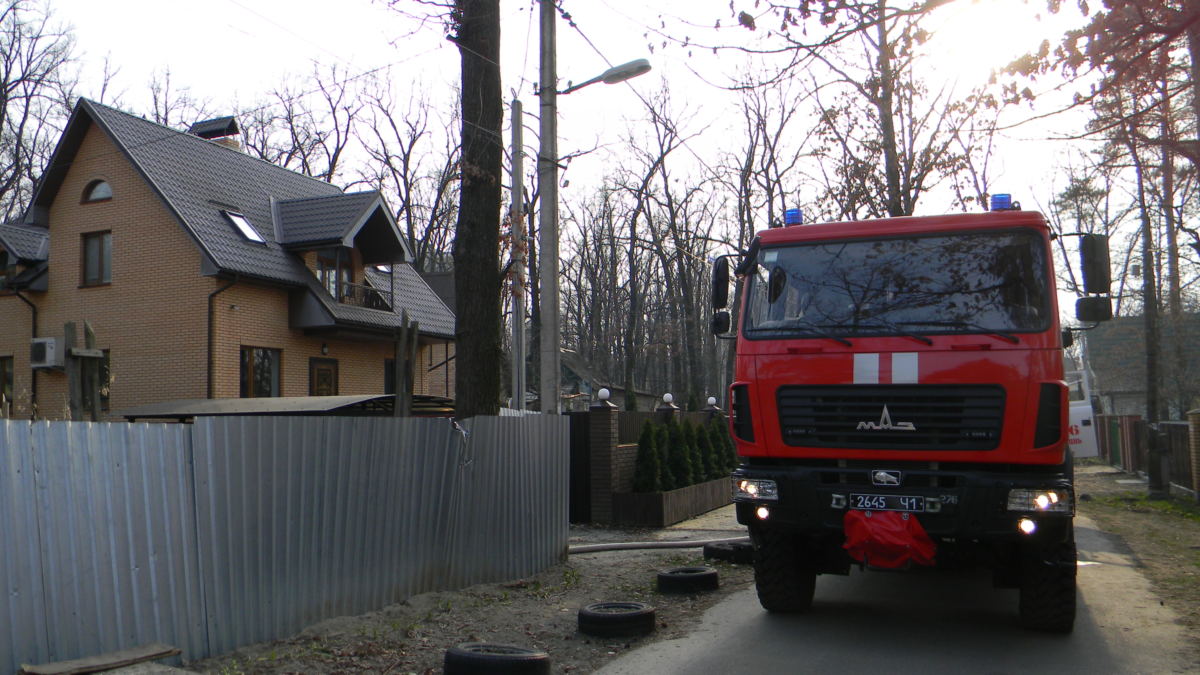 В Ірпені рятували приватну господарчу будівлю