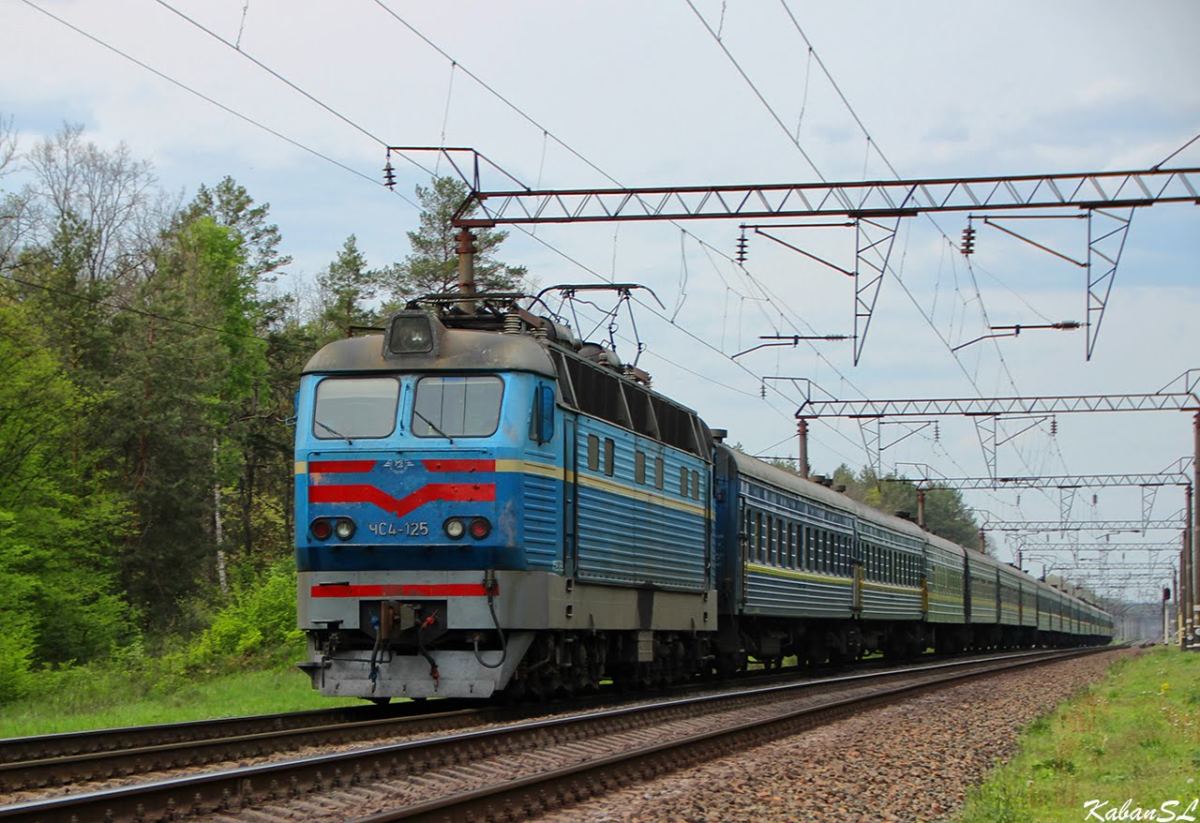 Укрзалізниця призначила 7 додаткових поїздів на травневі свята