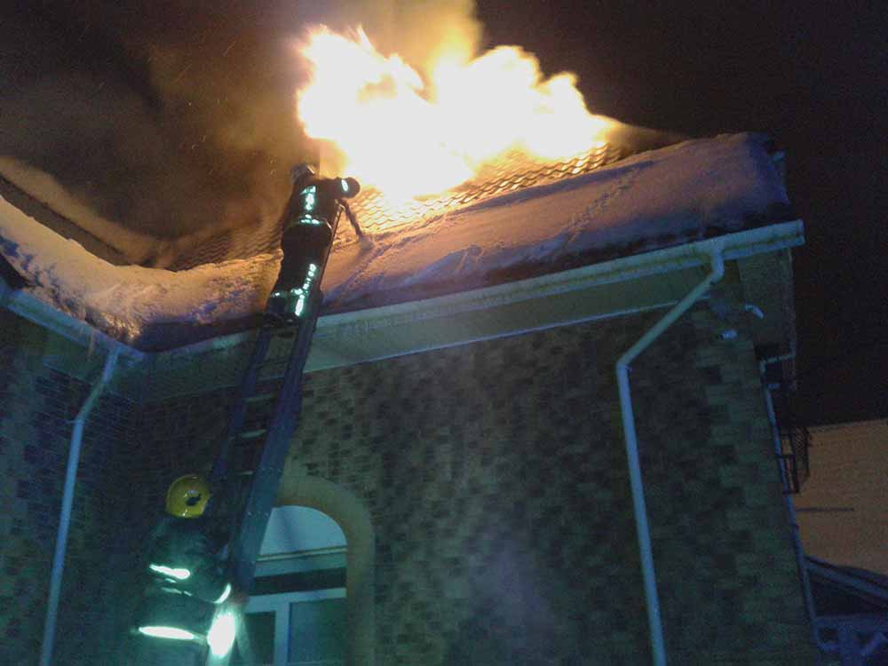 Нічна пожежа у Романівці: врятували два будинки