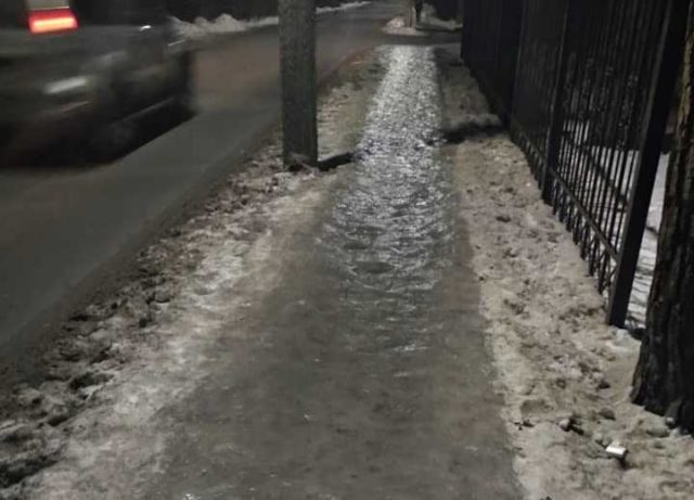 Ірпінь зимовий: на дорогах затори, на тротуарах — товща льоду