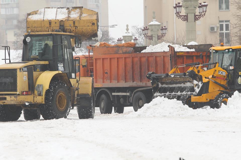 Наслідки погодного катаклізму в Ірпені: снігова каша, слизькі тротуари та калюжі на дорогах
