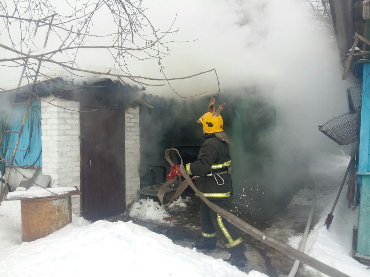 У Ворзелі загасили пожежу: вогонь з господарчої споруди міг перекинутися на будівлі, розташовані поруч