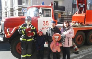 Спецоперація з порятунку кота: у Бучі вогнеборці зняли з дерева налякану тварину Спецоперація з порятунку кота: у Бучі вогнеборці зняли з дерева налякану тварину