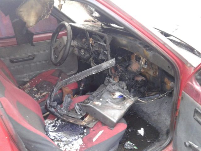 У Гостомелі горів автомобіль: вогонь охопив передню частину його салону та моторний відсік
