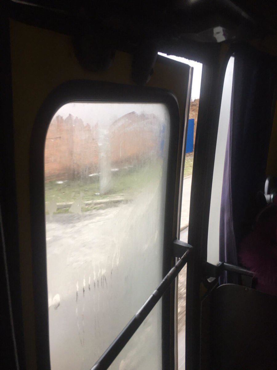 Скарга на маршрутку: в Ірпені під час руху не повністю зачинялися двері автобуса, що створювало небезпеку
