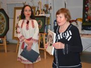 “Королівство квітів”: в Ірпені відкрилася виставка робіт вишивальниці Євгенії Шудрі