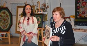“Королівство квітів”: в Ірпені відкрилася виставка робіт вишивальниці Євгенії Шудрі