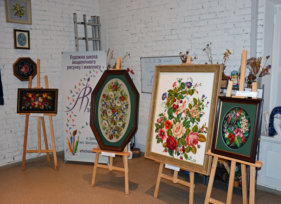 “Королівство квітів”: в Ірпені відкрилася виставка робіт вишивальниці Євгенії Шудрі