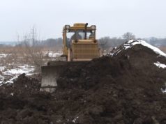 Хроніка знищення заплави: крадії торфу привезли трактор, щоб прискорити вивезення цінної породи