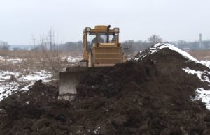 Хроніка знищення заплави: крадії торфу привезли трактор, щоб прискорити вивезення цінної породи