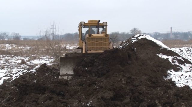 Хроніка знищення заплави: крадії торфу привезли трактор, щоб прискорити вивезення цінної породи