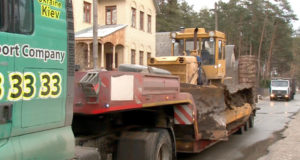 Оборона заплави: в Ірпені з місця незаконного видобутку торфу вивезли техніку та вагончик для охоронців
