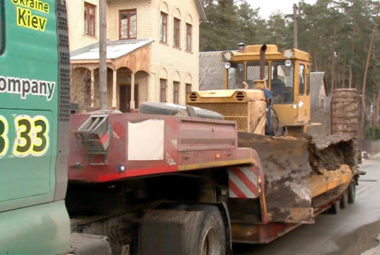 Оборона заплави: в Ірпені з місця незаконного видобутку торфу вивезли техніку та вагончик для охоронців
