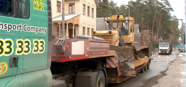 Оборона заплави: в Ірпені з місця незаконного видобутку торфу вивезли техніку та вагончик для охоронців