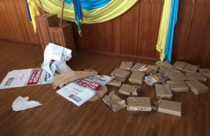 Влада Ірпеня незаконно зберігала в місцевій раді десятки тисяч агітаційних матеріалів за Порошенка (ФОТО + ВІДЕО)