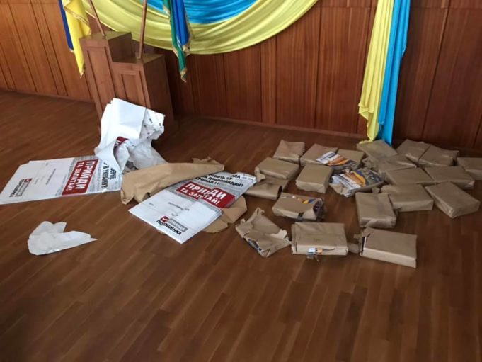Влада Ірпеня незаконно зберігала в місцевій раді десятки тисяч агітаційних матеріалів за Порошенка (ФОТО + ВІДЕО)