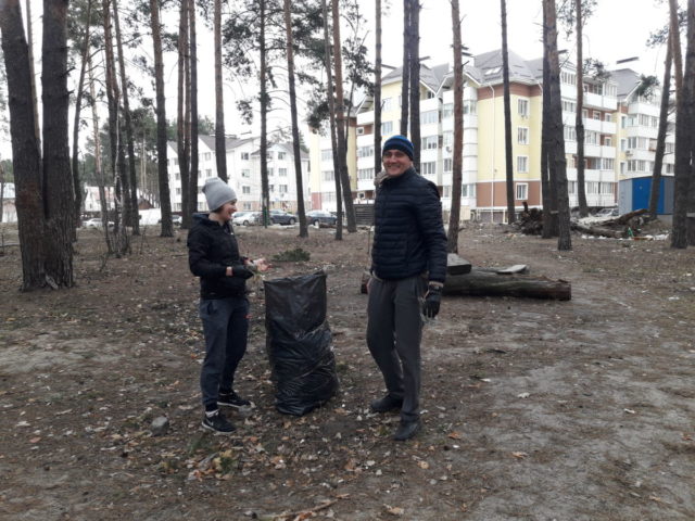 Жителі Ірпеня навели порядок у сквері по вул. Лісовій (фоторепортаж)