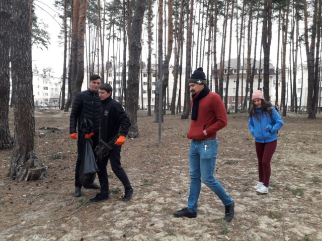 Жителі Ірпеня навели порядок у сквері по вул. Лісовій (фоторепортаж)