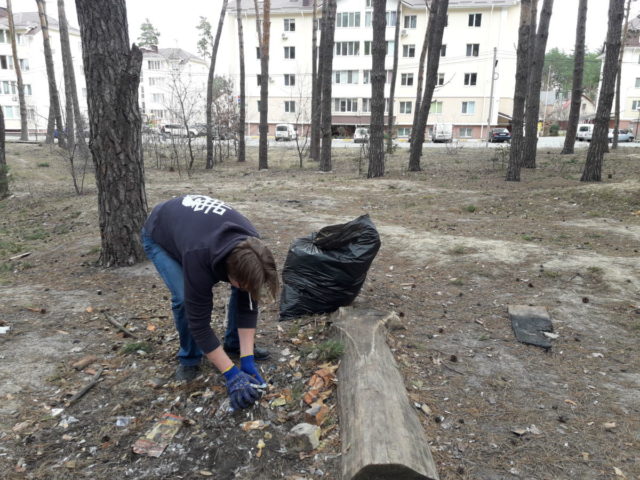 Жителі Ірпеня навели порядок у сквері по вул. Лісовій (фоторепортаж)