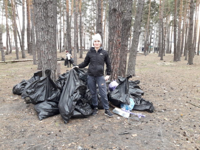 Жителі Ірпеня навели порядок у сквері по вул. Лісовій (фоторепортаж)