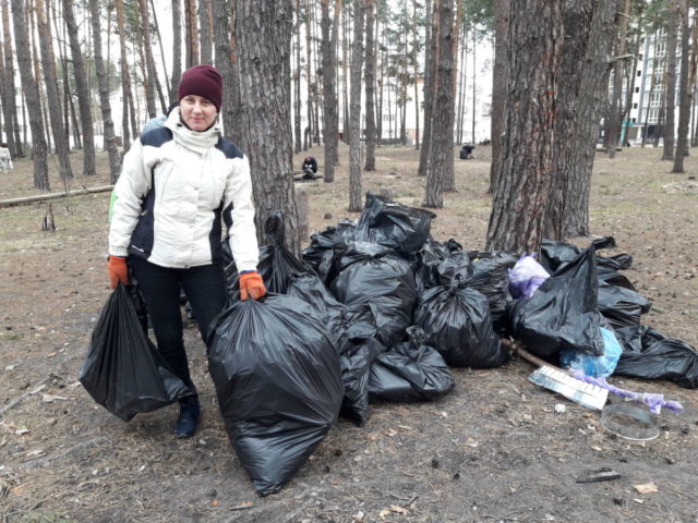 Жителі Ірпеня навели порядок у сквері по вул. Лісовій (фоторепортаж)