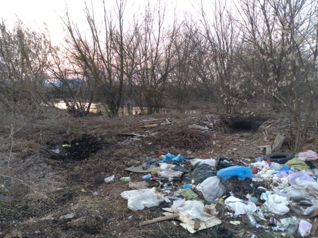 Фотофакт: купи сміття біля річки Ірпінь