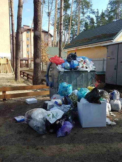 Люди тонуть у смітті: приватний ЖЕК скандального забудовника Антона Мирончука не обслуговує клієнтів