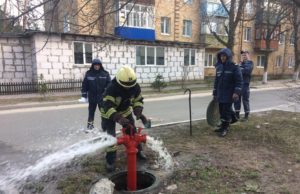 Ціна — людське життя: в Ірпені рятувальники перевіряли системи протипожежного водопостачання