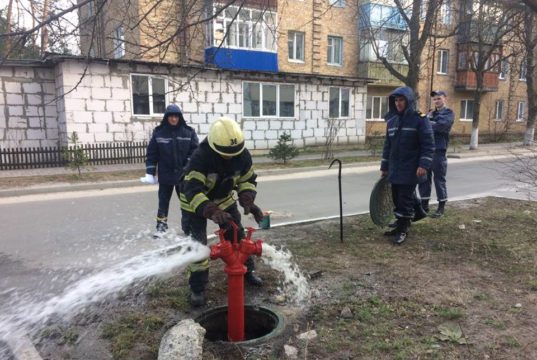 Ціна — людське життя: в Ірпені рятувальники перевіряли системи протипожежного водопостачання