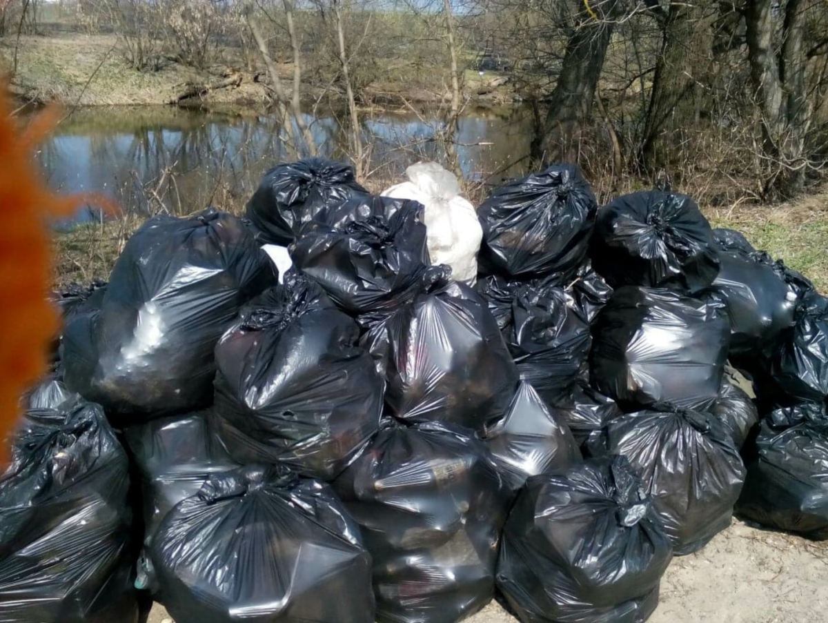 сміття вздовж берегів річки Ірпінь романівці назбирали чимало. Фото Світлани Рудковської