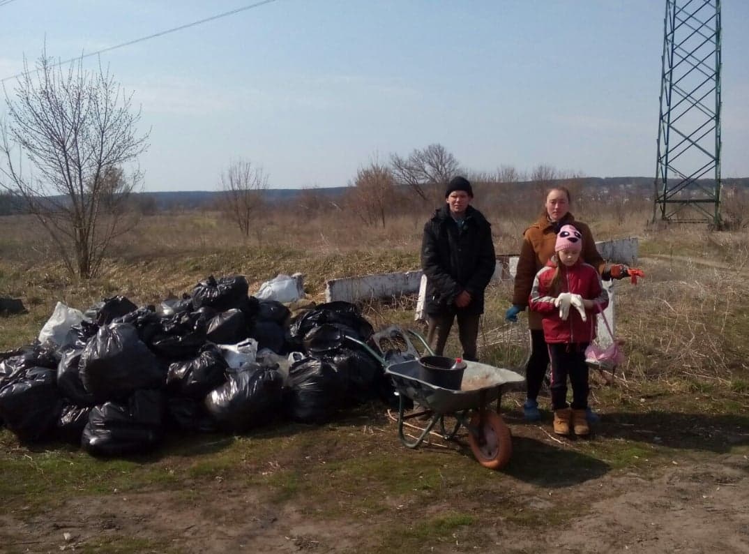 жителі Романівки під час прибирання берегів річки Ірпінь. Фото Світлани Рудковської