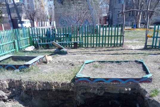 Обвал дитячого майданчика на місці колишньої вигрібної ями у Гостомелі