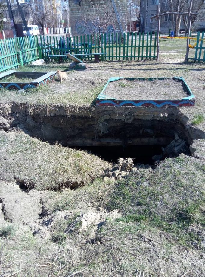 Обвал дитячого майданчика на місці колишньої вигрібної ями у Гостомелі Обвал дитячого майданчика на місці колишньої вигрібної ями у Гостомелі