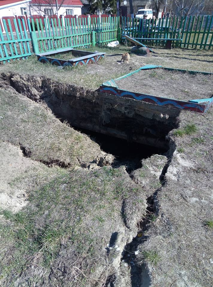 Обвал дитячого майданчика на місці колишньої вигрібної ями у Гостомелі