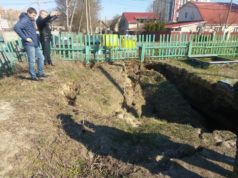 Місце обвалу на дитмайданчику в Гостомелі засипали