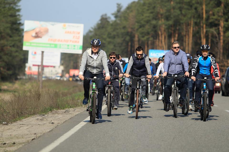 “Велосипедом на роботу”: піар відставного мера Ірпеня Карплюка та ірпінських чиновників