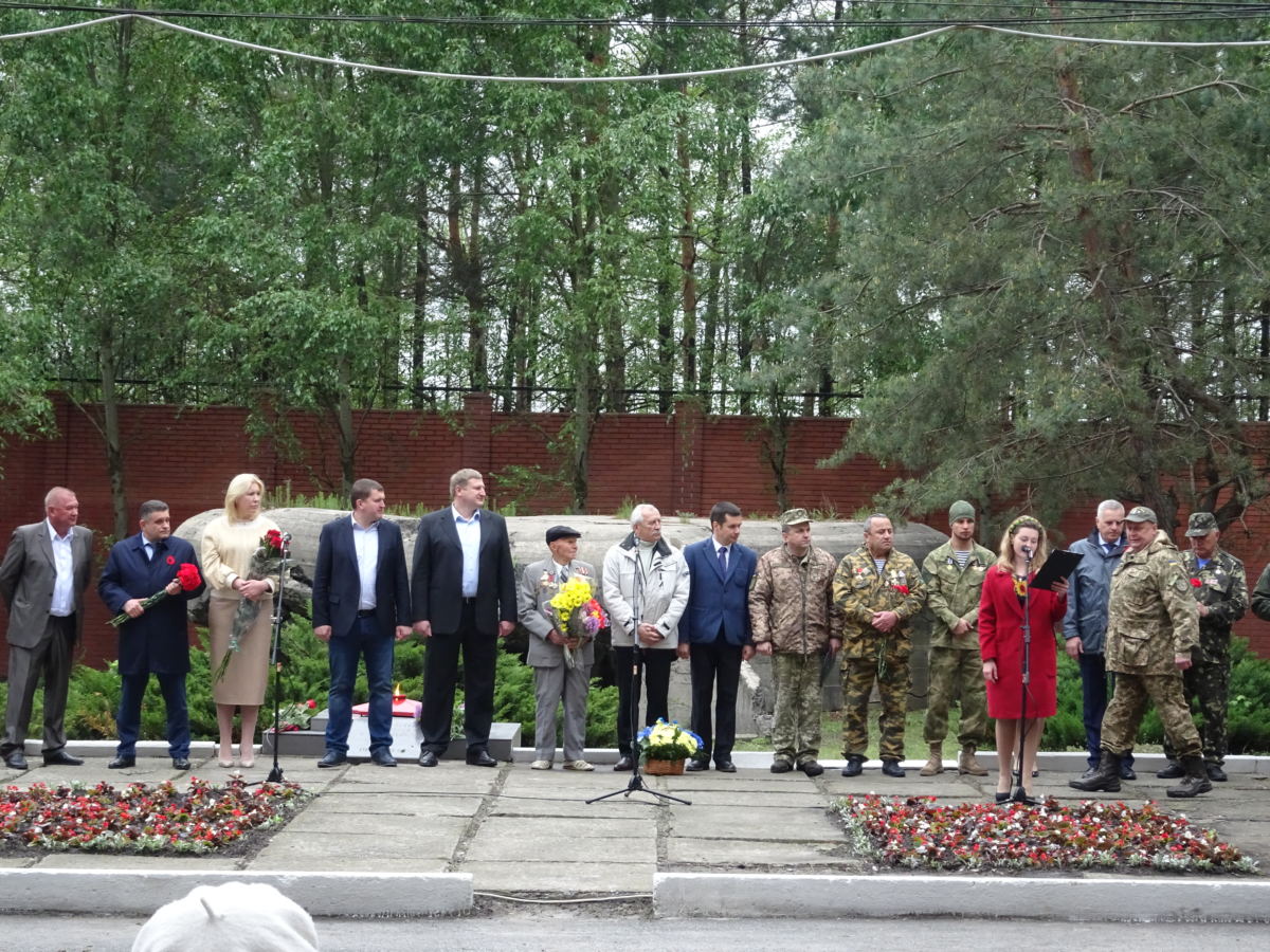 Нетлінна пам’ять поколінь: у Гостомелі поблизу ДОТу вшанували захисників нашої країни