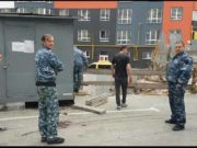 Війна з дубами: в Ірпені люди не дозволили прибрати громадську приймальню нардепів та облаштувати проїзд до оверківського “Титаніка”